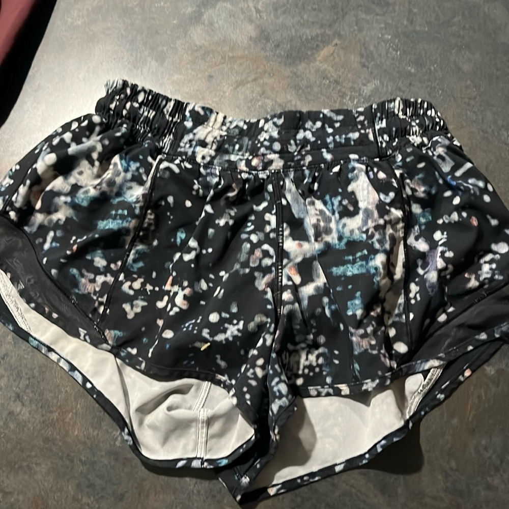 Lululemon speckled hotty hot shorts 2.5 low rise size 6!